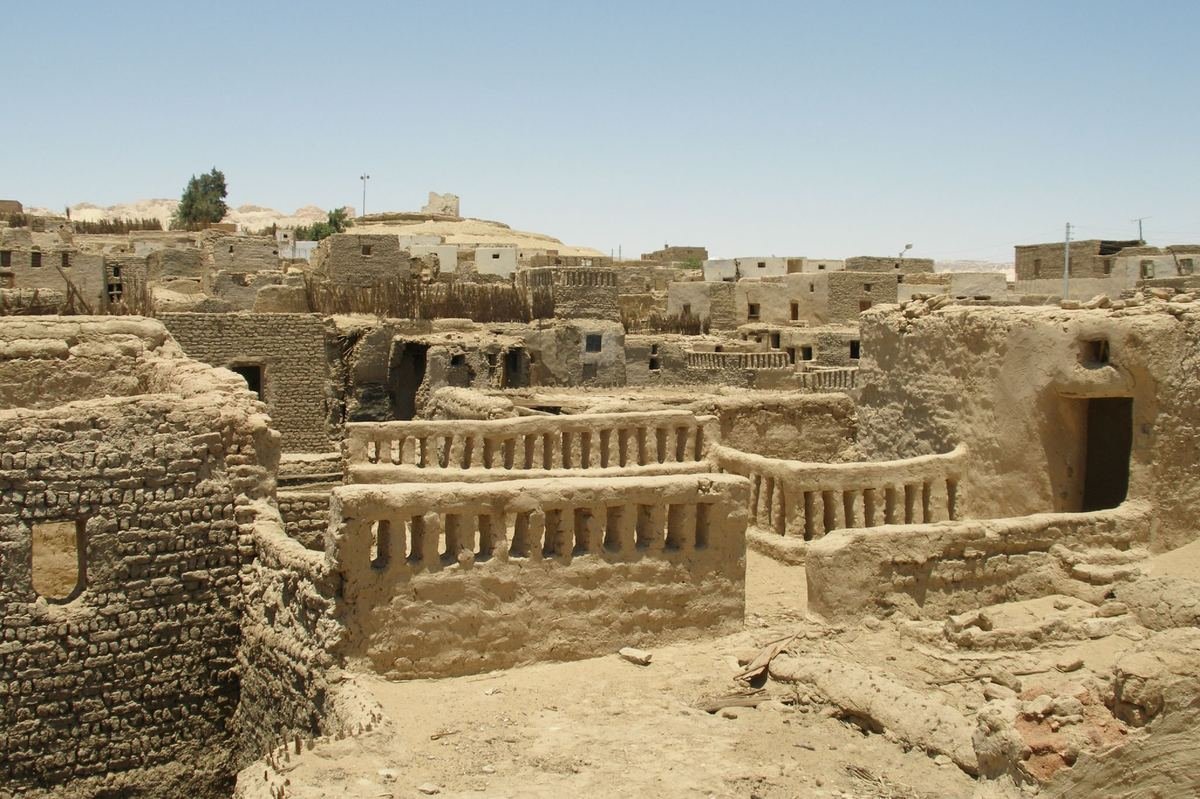 قرية القصر القروسطية