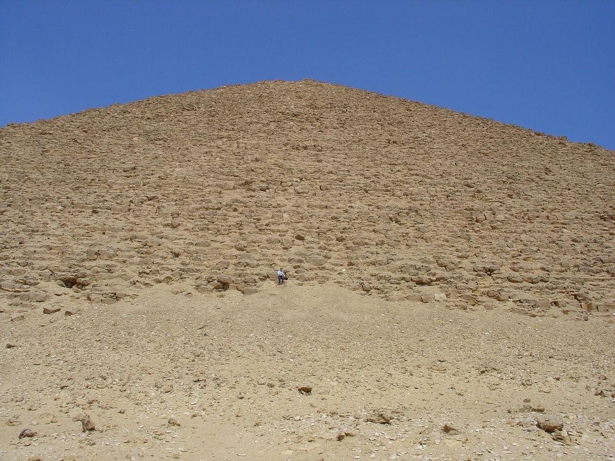 دهشور — الهرمان الأحمر والمنحني