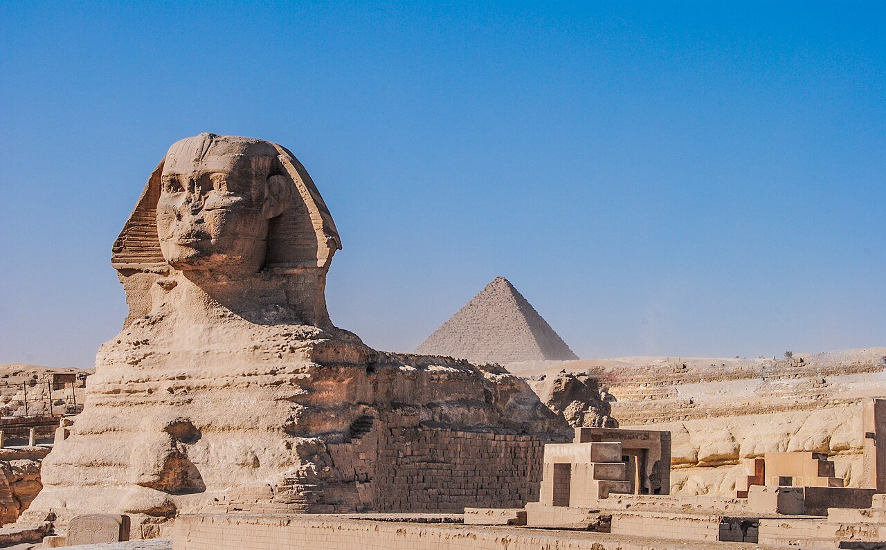 أهرامات الجيزة وأبو الهول